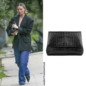 Margot Pictured Walking In Santa Monica